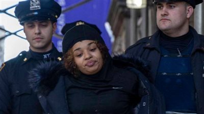 القبض على امرأة تسرق هدايا شجرة الميلاد الخاصة بروبرت دي نيرو