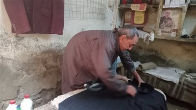 اقدم مكوجي رجل بالفيوم، عم محمد ورث المهنة منذ ٦٠ عاما (فيديو وصور)