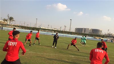منتخب الشباب يؤدي المران الأول على الملعب الفرعي بالدفاع الجوي (صور) 