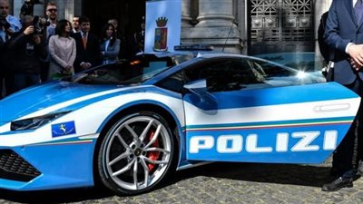 لفتة إنسانية، سيارة تابعة للشرطة الإيطالية تقطع مئات الكيلومترات لتقديم أعظم هدية