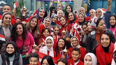 لحظة وصول الفائزين عالميا في مسابقة العباقرة بالإمارات للقاهرة (صور)