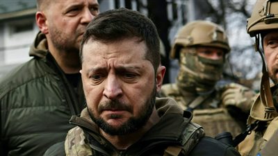 زيلينسكي يزور باخموت على خط الجبهة في شرق أوكرانيا 