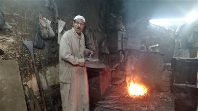 شيخ حدادي أدوات الزراعة: ورشتي عمرها ١٥٠ عاما والمهنة علي وشك الانقراض( فيديو وصور)