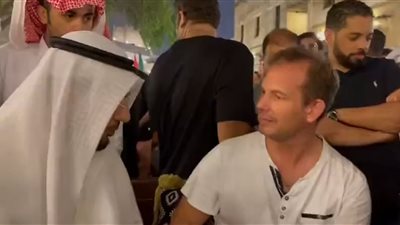 فرنسي يدخل الإسلام ويردد الشهادة في سوق واقف بقطر (فيديو)