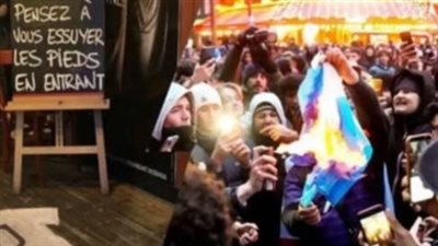 الجماهير الفرنسية تحرق علم الأرجنتين وتضع قميص ميسي على الأرض 