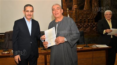 محافظ الغربية يسلم 145 عقدًا لتقنين التعديات على الأراضي الزراعية