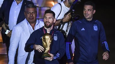 حارس الأرجنتين يسخر من مبابي أثناء الاحتفال بكأس العالم