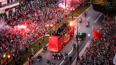 صور تكشف حجم الجماهير في شوارع الرباط أثناء استقبال المنتخب المغربي