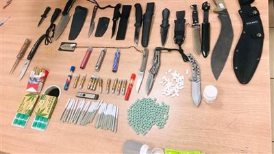 إحباط محاولة تهريب أسلحة بيضاء ومخدرات مخبأة بطريقة ماكرة بمطار القاهرة (صور)