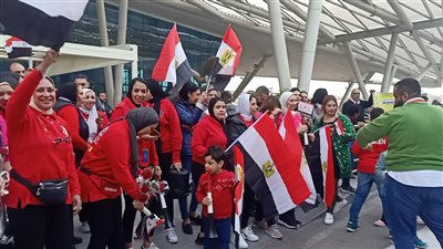 بالورود والأعلام استقبال الطلاب العباقرة الفائزين عالميا بمطار القاهرة (فيديو وصور)