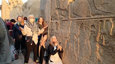 تعامد الشمس، لحظة رصد السائحين للظاهرة الفريدة على معابد الكرنك (فيديو وصور)