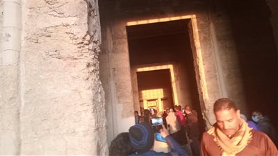 الفيوم تحتفل في صمت بتعامد الشمس على قدس الأقداس بمعبد قصر قارون