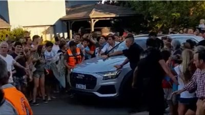 استقبال أسطوري لميسي أمام منزله، وهذا ما فعلته زوجته (فيديو)