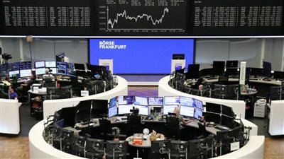 رسائل ترامب بشأن الرسوم تربك الأسواق العالمية، والاستثمارات تهاجر بين القارات