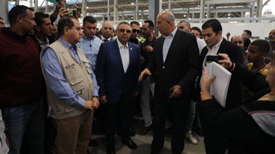 محافظ البحر الأحمر يفتتح حلقة السمك وطريق المطار في الغردقة (فيديو)