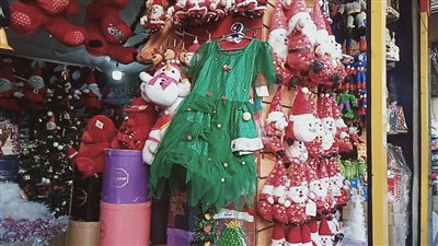 بابا نويل وشجرة الكريسماس يزينان أسواق الإسكندرية 