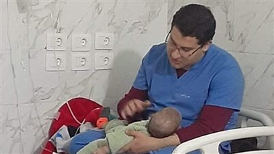 صورة مُمرض يداعب طفلًا بالعناية المركزة تثير تفاعل رواد فيسبوك