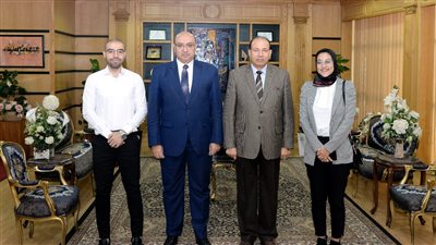 رئيس جامعة المنصورة يهنئ الطالب والطالبة المثاليين 