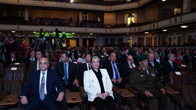 جامعة القاهرة تكرم وزيرة البيئة خلال الاحتفال بيوم العلم (صور)