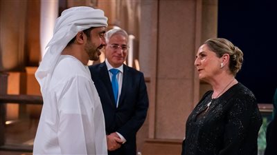 عبد الله بن زايد يلتقي سيدة إسرائيل الأولى ويحضران حفل أوركسترا (فيديو)