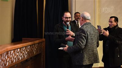 قلم رصاص هدية من شاعر لنجيب ساويرس في حفل جائزة أحمد فؤاد نجم (صور) 