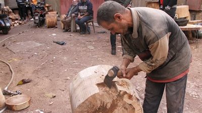 مهنة صناعة الأطباق والشماسي من الخشب تواجه خطر الانقراض (فيديو وصور)