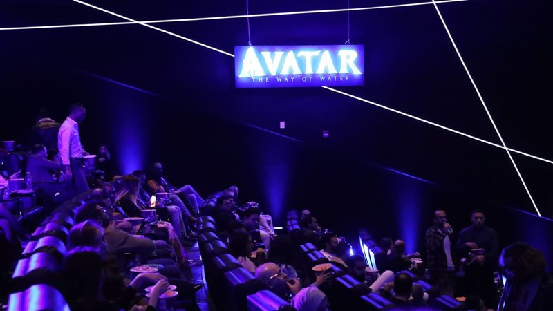 الجمهور يشاهد الفيلم