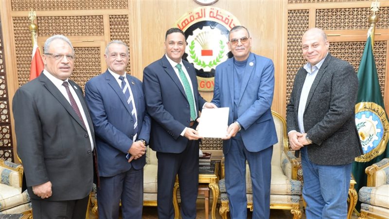محافظ الدقهلية يكريم