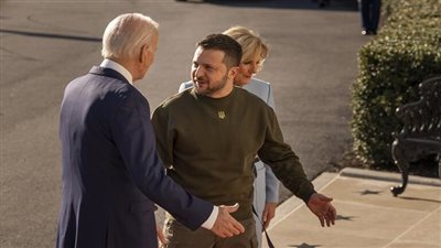 بايدن يعد زيلينسكي بمواصلة تعزيز قدرة أوكرانيا في الدفاع عن نفسها ( فيديو)