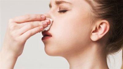 أسباب وطرق علاج نزيف الأنف بالمنزل، ومتى يدل على حالة صحية خطيرة؟