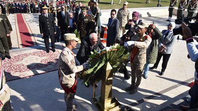 في العيد القومي، محافظ بورسعيد يضع إكليلا من الزهور على النصب التذكاري (صور )