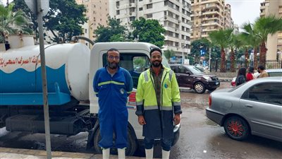 انتشار سيارات الصرف والعاملين في شوارع الإسكندرية