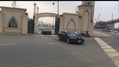 لحظة خروج جثمان المنتج محمد عمارة من مسجد المشير (فيديو)