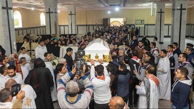 توافد الحشود على دير بضابا لإلقاء نظرة الوداع علي جثمان الأنبا كيرلس (فيديو)