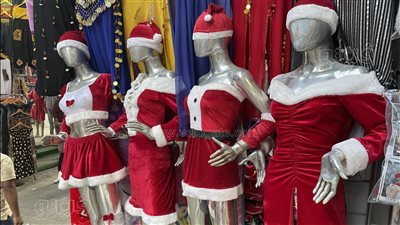 ملابس الكريسماس.. الأسعار وأحدث الموديلات بالعتبة (فيديو وصور) 