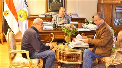 محافظ أسيوط يعتمد قرارات تثبيت 147 من العاملين بالصناديق والحسابات 