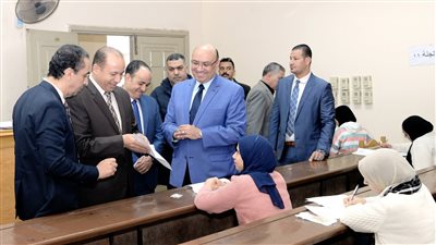 رئيس جامعة المنصورة يتفقد امتحانات الفصل الدراسي الأول بكلية الآداب (صور)