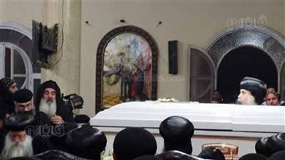 صلاة التجنيز علي جثمان الآنبا كيرلس أسقف مطرانية نجع حمادي بقنا(فيديو)