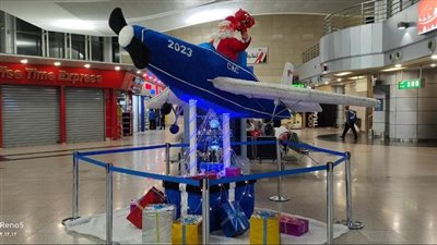 الكريسماس، وزارة الطيران توضح حقيقة مجسمة الطائرة بصالة مطار القاهرة 