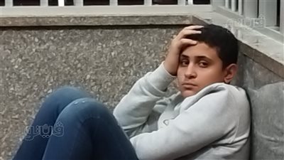 شاهد بكاء وحزن طفل على رحيل الأنبا كيرلس (فيديو)