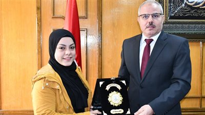 رئيس جامعة قناة السويس يشيد بإنجازات البطلة سارة سمير