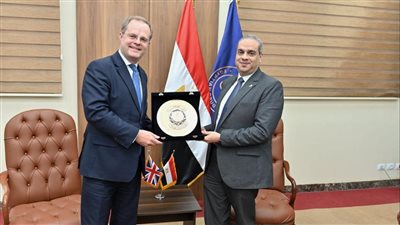 رئيس هيئة الدواء المصرية يستقبل السفير البريطاني بالقاهرة