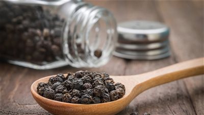 يعزز الهضم ويمنع الإسهال، فوائد الفلفل الأسود ومخاطر الإفراط في تناوله