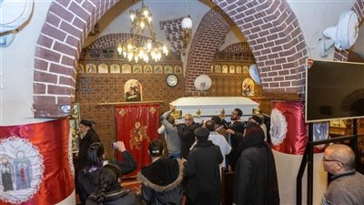 ازدحام بدير بضابا لحظة دفن جثمان الأنبا كيرلس بمزاره الخاص (فيديو)