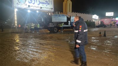 رئيس هيئة الصرف الصحي بالإسكندرية يتفقد الميادين والشوارع بعد موجة الأمطار