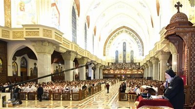 آلاف الشباب يشاركون البابا تواضروس التسبيح في 