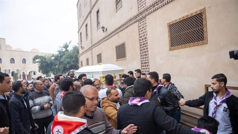 لحظة وصول جثمان الانبا