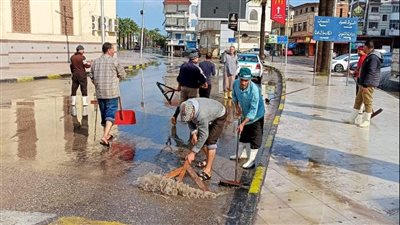 سيارات الكسح ترفع مياه الأمطار من شوارع دمياط