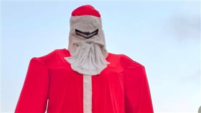 تمثال ضخم لبابا نويل بالإسكندرية يثير السخرية 