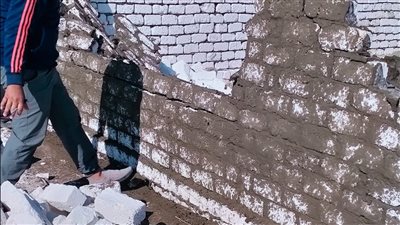 إزالة حالة تعدِّ بالبناء بدون ترخيص في الإسماعيلية (صور)
